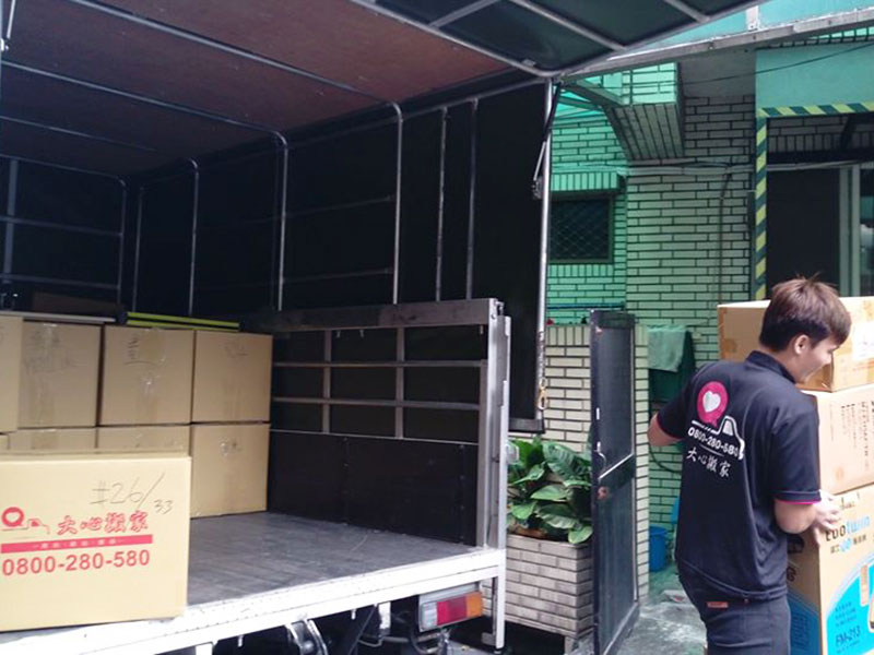 舉家長途搬遷一起當鄰居